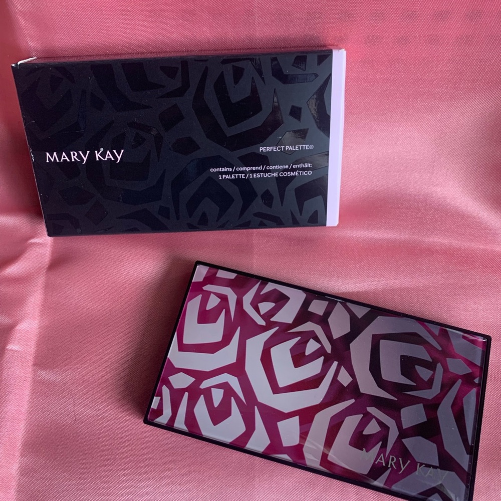 Mary Kay Chic Palette in Black and Pink